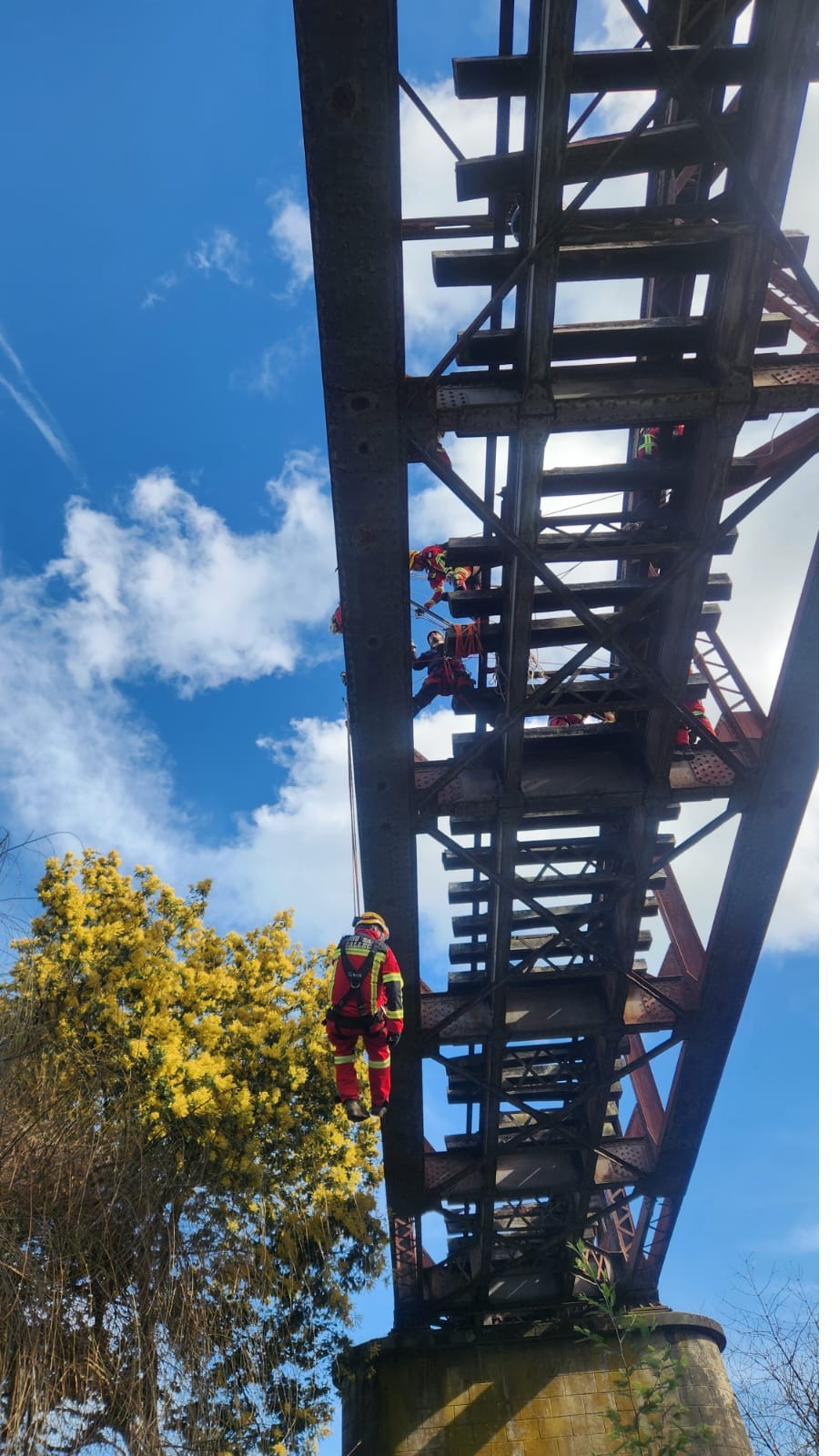 Rescate vertical en estructura de altura