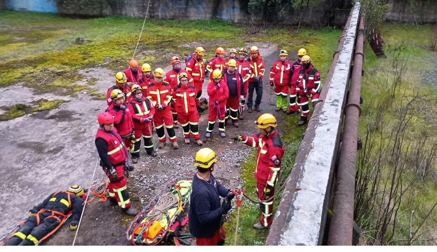 Instrucción previa a rescate en altura sobre puente ferroviario