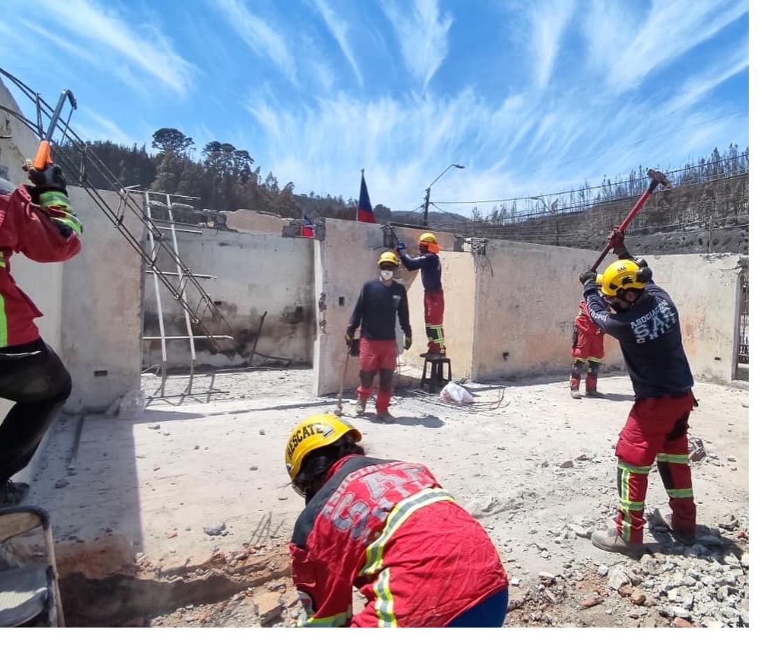 Equipo BREC removiendo escombros en estructura colapsada