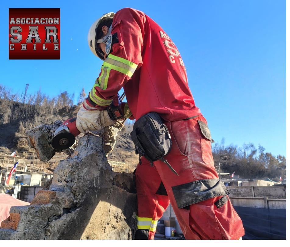 Voluntario de Asociación SAR Chile en labores de rescate