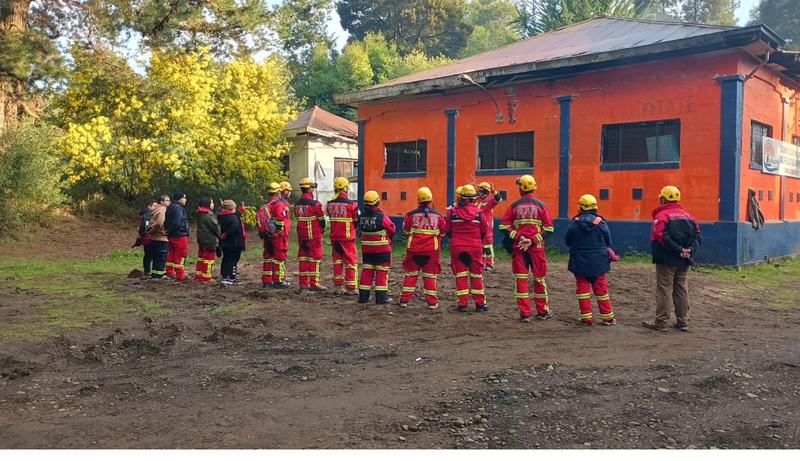 Voluntarios frente a la base de operaciones
