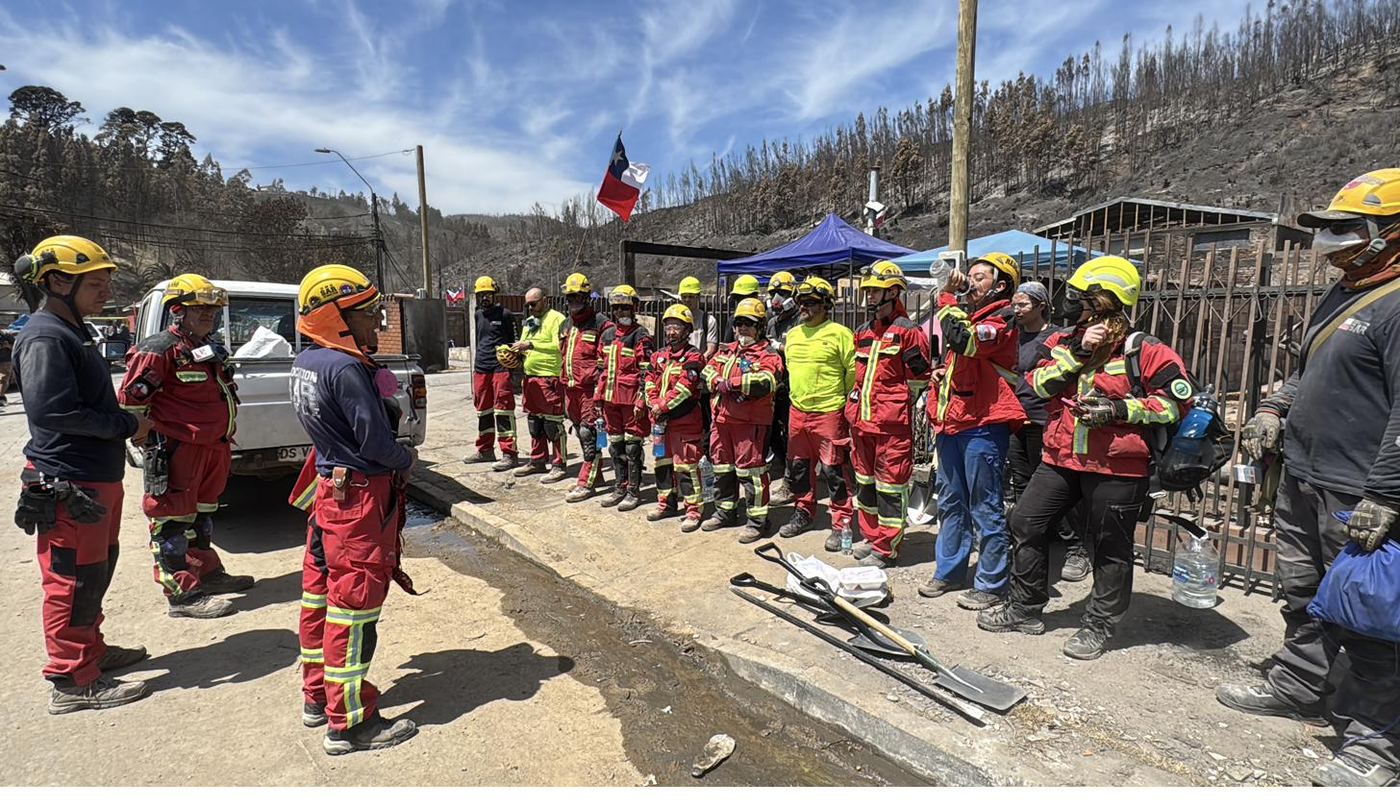 Equipo de voluntarios en despliegue por incendio forestal